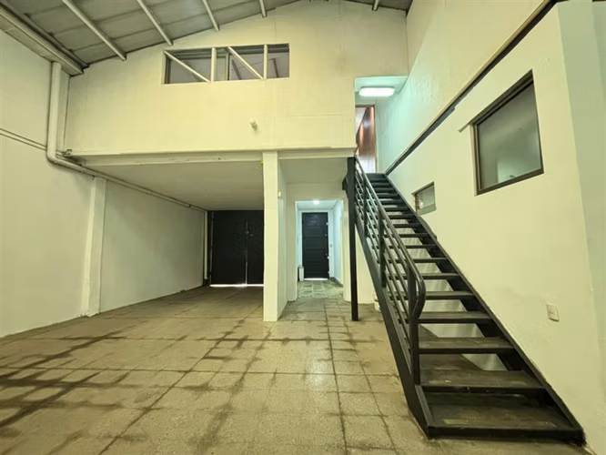 Local Comercial arriendo calle Carmen/ Santiago