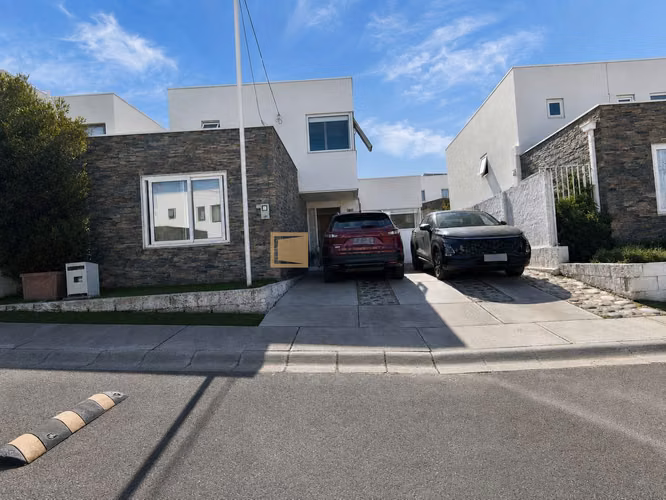 Casa en venta 3 Dormitorios + 3 Baños, en barrio norte de Villa Alemana.