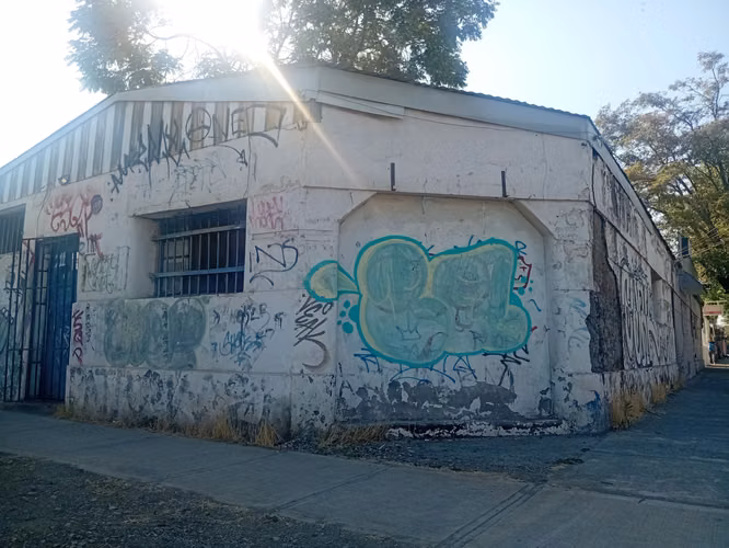ATENCIÓN INMOBILIARIAS, INVERSIONISTAS, CONSTRUCTORAS  EN VENTA PROPIEDAD INDUSTRIAL EN PLENA ESQUINA DE CALLES CATAMARCA CON HOEVEL - QUINTA NORMAL