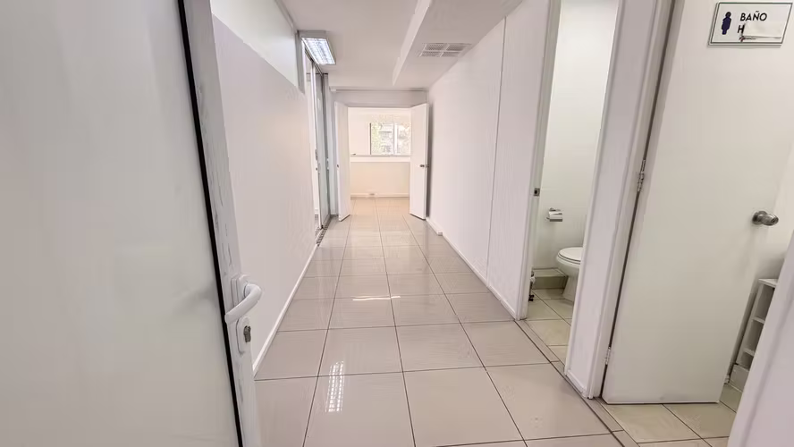 LOCAL Alto tráfico AV. Apoquindo  Las Condes 214 mt2 totales en 2 plantas , 6 estacionamientos