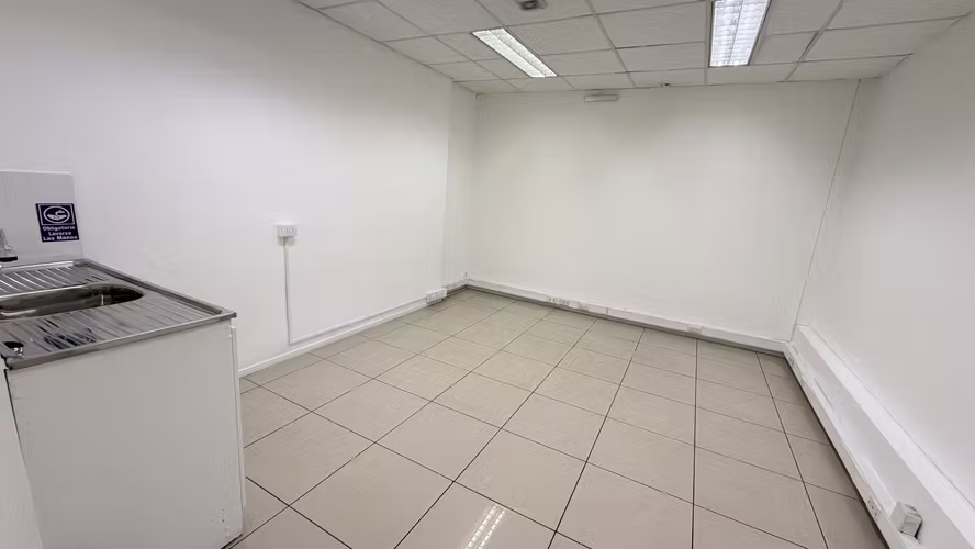 LOCAL Alto tráfico AV. Apoquindo  Las Condes 214 mt2 totales en 2 plantas , 6 estacionamientos