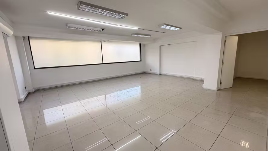 LOCAL Alto tráfico AV. Apoquindo  Las Condes 214 mt2 totales en 2 plantas , 6 estacionamientos