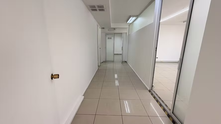 LOCAL Alto tráfico AV. Apoquindo  Las Condes 214 mt2 totales en 2 plantas , 6 estacionamientos