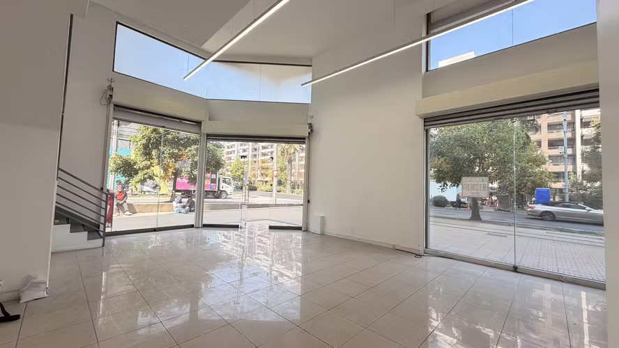 LOCAL Alto tráfico AV. Apoquindo  Las Condes 214 mt2 totales en 2 plantas , 6 estacionamientos