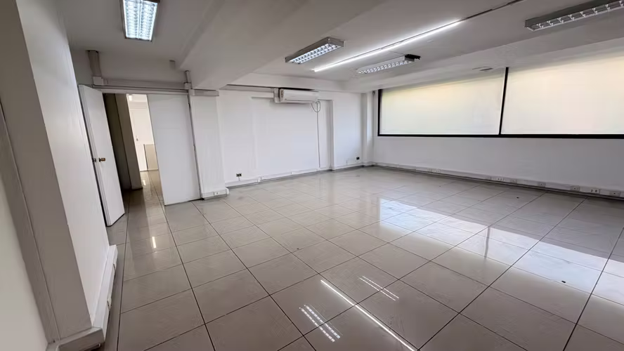 LOCAL Alto tráfico AV. Apoquindo  Las Condes 214 mt2 totales en 2 plantas , 6 estacionamientos
