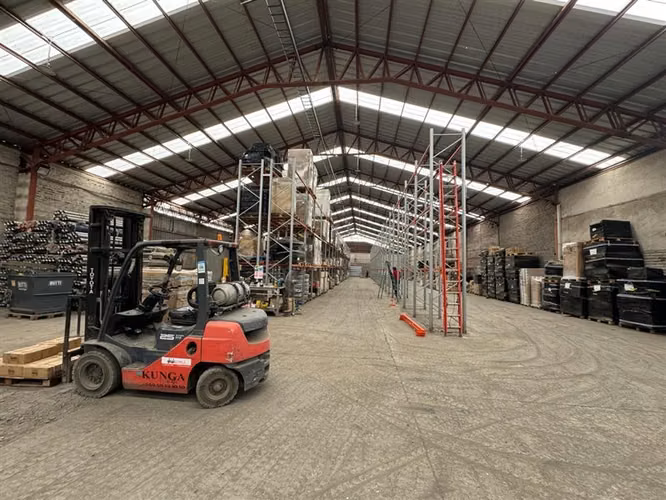 ARRIENDO BODEGA 2000M2/TERRENO2000M2 LA VARA-SAN BERNARDO