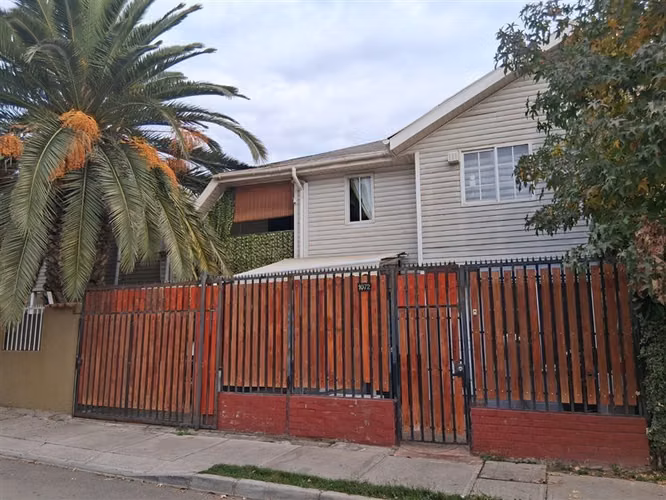 Casa en venta de 5 dorm. 4 baños, La Farfana en Maipú
