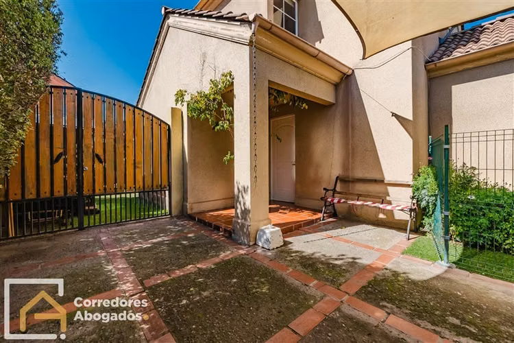 Casa de 4D y 2B en Valle Lo Campino