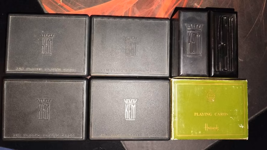 6 cajas con mazos kem importados + caja con mazo Harrods