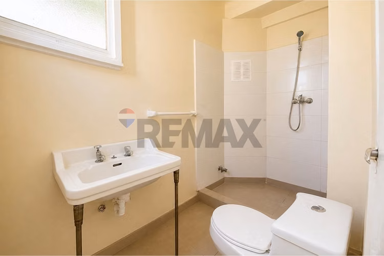 Venta amplio depto en stgo | metro b. artes