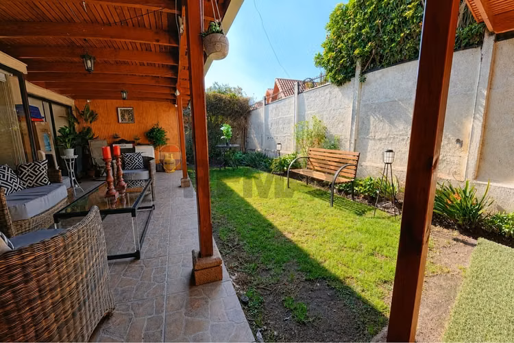 Casa en la florida con hermoso patio con quincho - Imagen 23