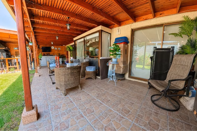 Casa en la florida con hermoso patio con quincho - Imagen 24