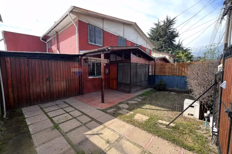 Casa de dos pisos con gran potencial la florida