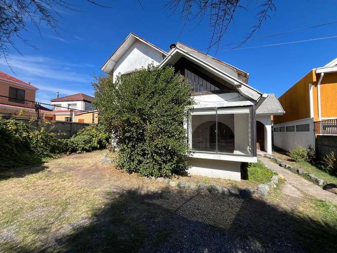 Gran casa, sitio amplio. Colón 9.000
