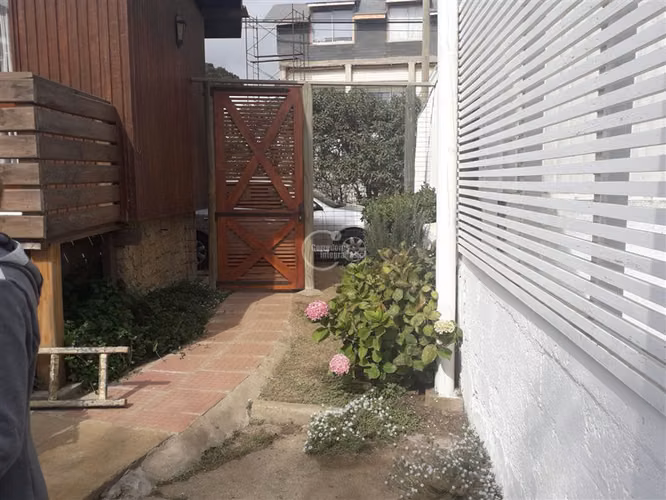 Casa en venta en El Quisco, 2 roles, vista al mar, 3 dorm.