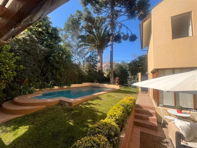 Casa en Venta sector Los Domínicos 3D+3B+ Servicios/ Piscina