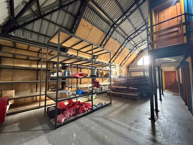 LOCAL COMERCIAL CON BODEGA SECTOR PRESIDENTE IBAÑEZ