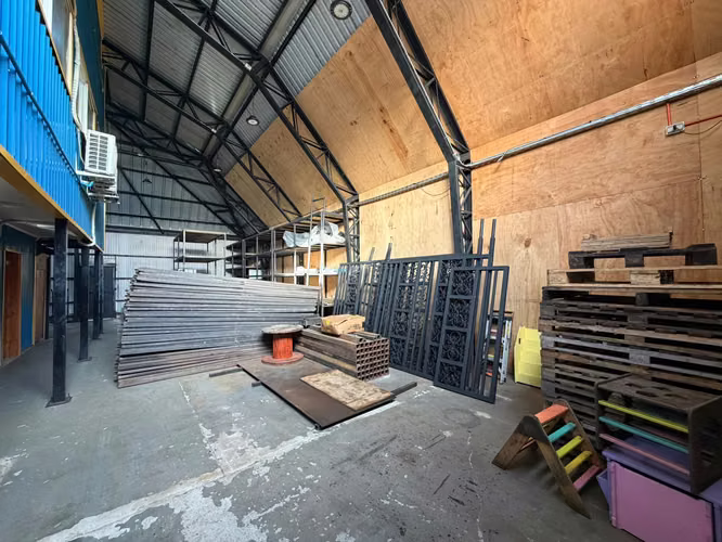 LOCAL COMERCIAL CON BODEGA SECTOR PRESIDENTE IBAÑEZ
