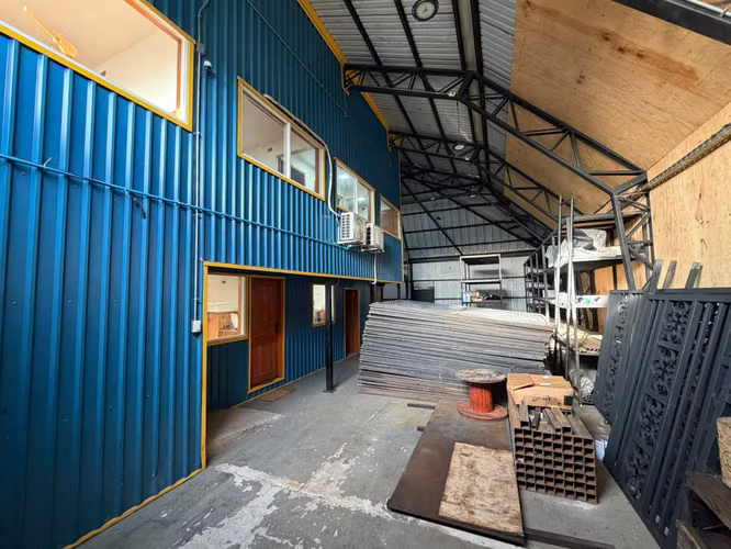 LOCAL COMERCIAL CON BODEGA SECTOR PRESIDENTE IBAÑEZ