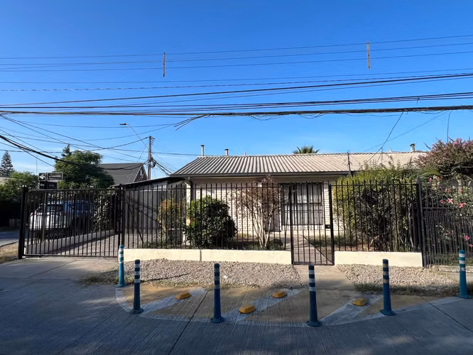 Casa Esquina, Barrio Seguro y Tranquilo, 3D 1B, Estacionamientos, Patio Amplio Para ampliación. Agenda!