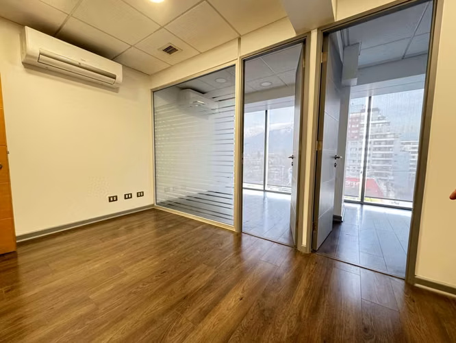 Arriendo oficina 2 privados 1 baño Estacionamiento y bodega