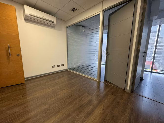 Arriendo oficina 2 privados 1 baño Estacionamiento y bodega - Imagen 8