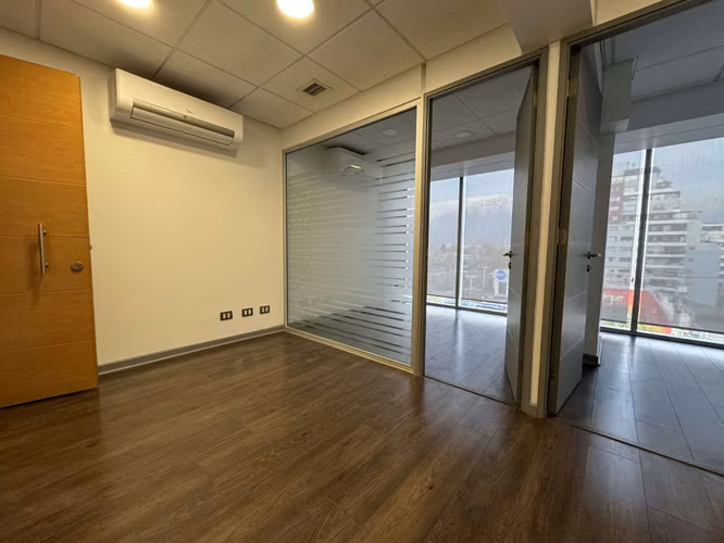 Arriendo oficina 2 privados 1 baño Estacionamiento y bodega - Imagen 9
