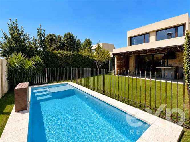 Moderna casa con piscina y quincho en condominio