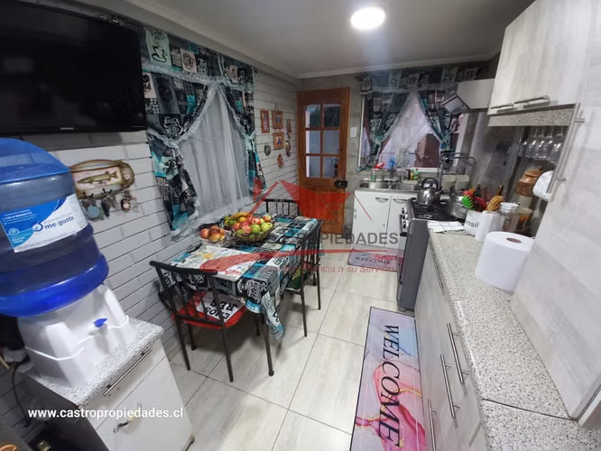 HERMOSA CASA DE DOS PISOS AMPLIADA CON 4 DORMITORIOS 3 BAÑOS