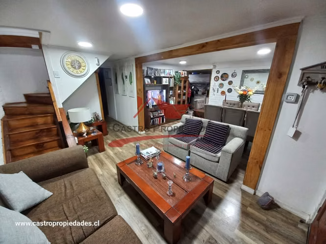 HERMOSA CASA DE DOS PISOS AMPLIADA CON 4 DORMITORIOS 3 BAÑOS