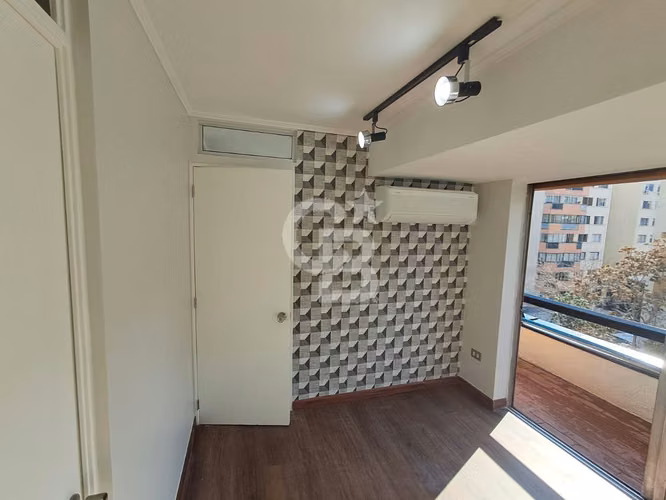 Remodelada oficina en Luis Thayer Ojeda a Pasos del metro