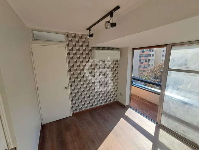 Remodelada oficina en Luis Thayer Ojeda a Pasos del metro - Imagen 3