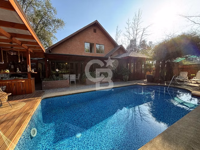 Casa en Condominio: Piscina, Terrazas y Espacios Amplios