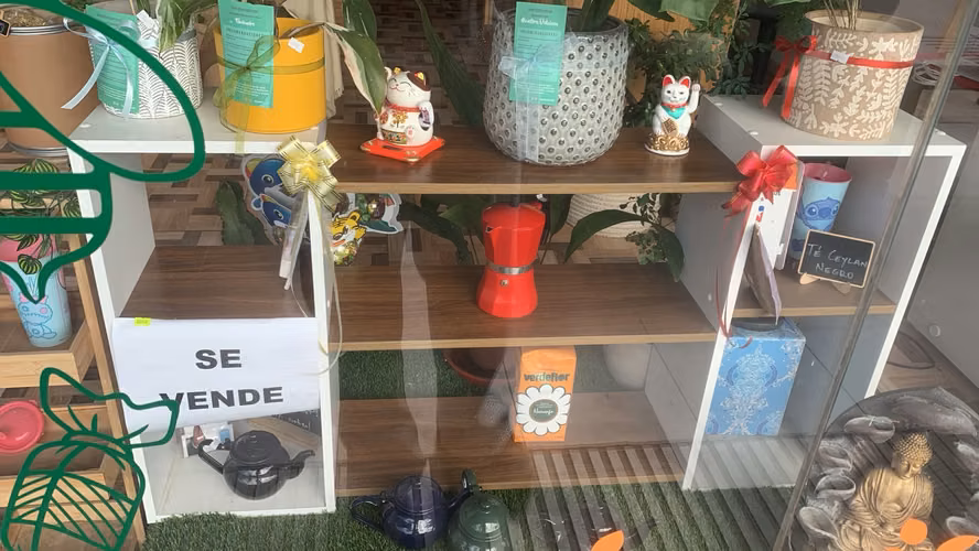 Muebles como nuevos, excelente calidad; mostrador, vitrina, gondola, estantes.