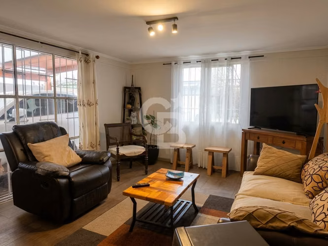 Excelente casa en pasaje cerrado - Imagen 2