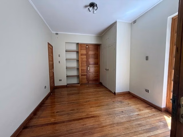 Oficina en arriendo en Providencia. 4 privados y subterráneo