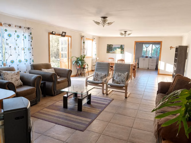 Hermosa Casa 5D/2B con piscina y bosque nativo - Imagen 4
