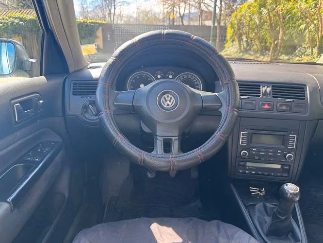 Volkswagen Bora 2.0L Trendline Sky MT5 año 2014