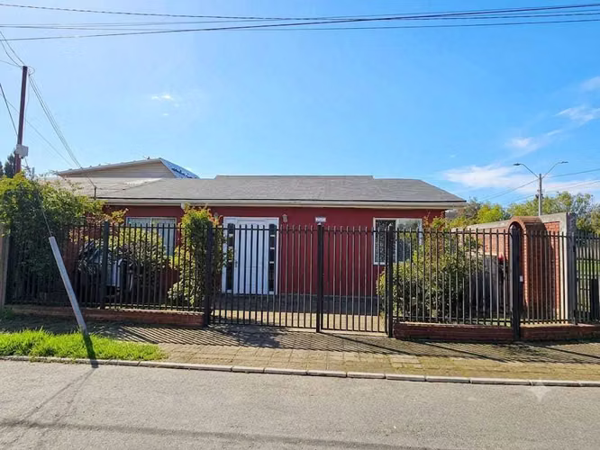 Hermosa Casa Esquina en Calera de Tango  (180504)