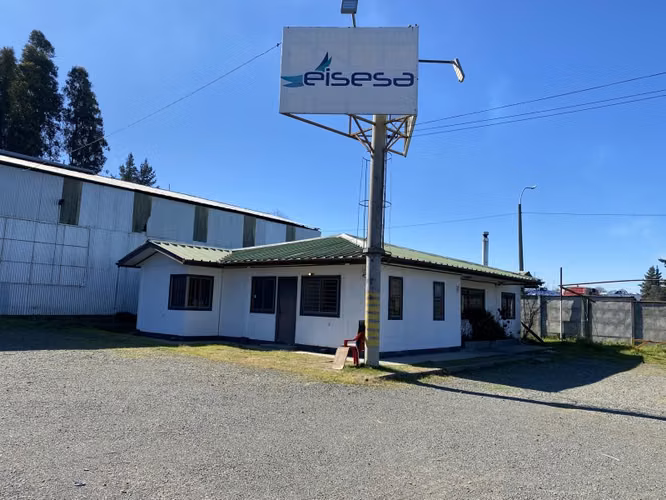 VENDO TERRENO INDUSTRIAL CON BODEGA Y OFICINAS