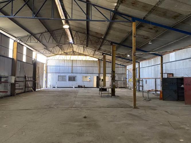 VENDO TERRENO INDUSTRIAL CON BODEGA Y OFICINAS