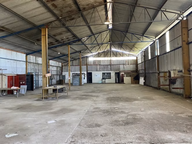 VENDO TERRENO INDUSTRIAL CON BODEGA Y OFICINAS