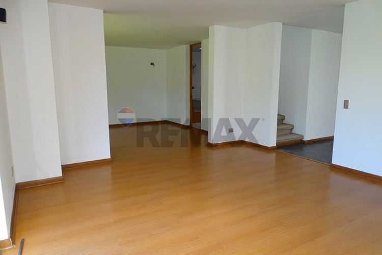 Casa en condominio en la reina alta 5d/4b