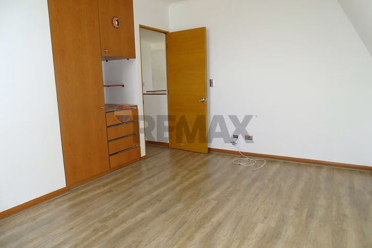 Casa en condominio en la reina alta 5d/4b