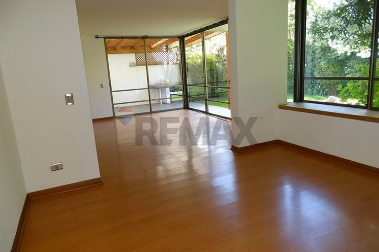 Casa en condominio en la reina alta 5d/4b