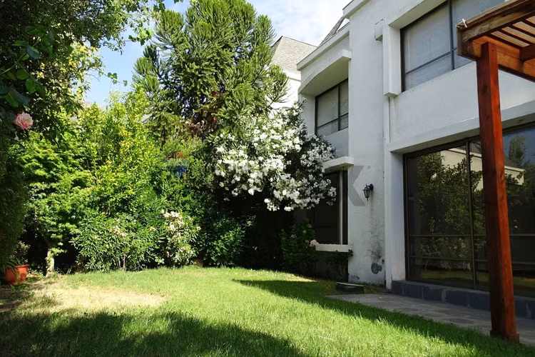 Casa en condominio en la reina alta 5d/4b