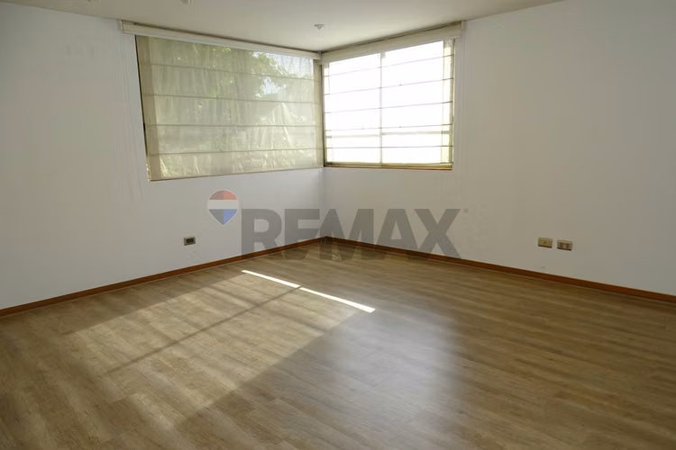 Casa en condominio en la reina alta 5d/4b