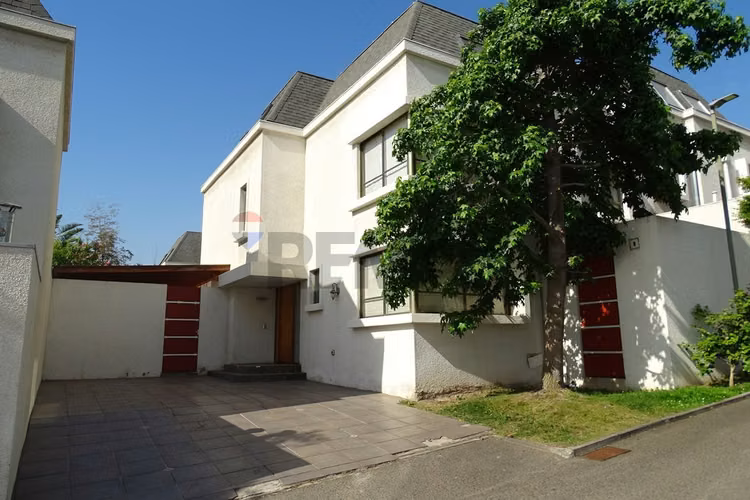 Casa en condominio en la reina alta 5d/4b