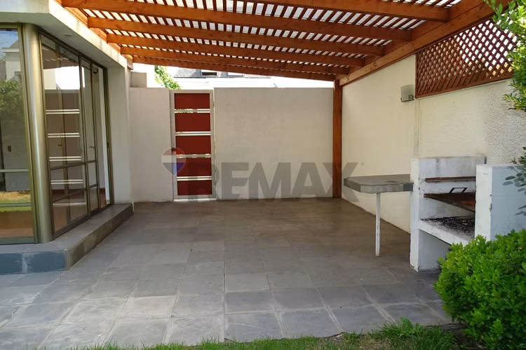 Casa en condominio en la reina alta 5d/4b