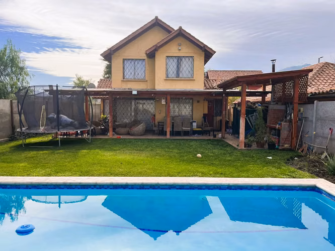 VENTA CASA 4 D 3 B CON PISCINA EN AYRES CHICUREO